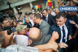Baie de mulţime. Băsescu, acuzat că s-a îmbrăţişat cu legionarii la Chişinău