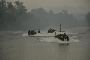 militari americani in barci